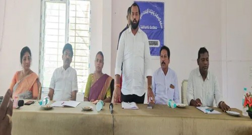 స్కూల్ బస్ కి తృటిలో తప్పిన ప్రమాదం.. భయంతో విద్యార్థుల కేకలు