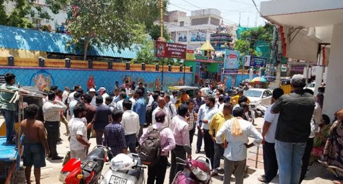 పోలీసులు అరెస్టు చేయటంపై నిరసన