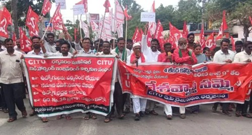 పల్టీ కొట్టిన కారు.. తృటిలో తప్పిన పెను ప్రమాదం