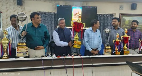 స్కూల్ లో మందుబాబుల హంగామా