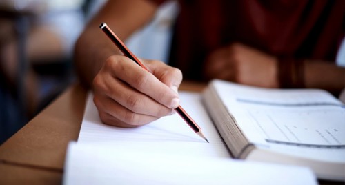 మహిళ బ్యూటీషియన్ ముసుగులో గంజాయి దందా