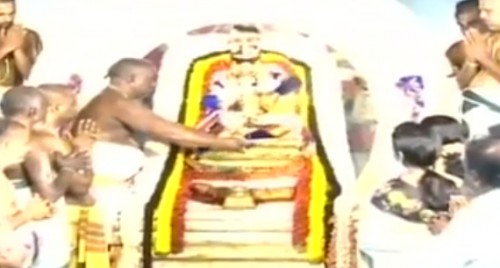 కళ్లు తిరిగి పడిపోయిన విద్యార్థులు.. ఆస్పత్రికి తరలింపు