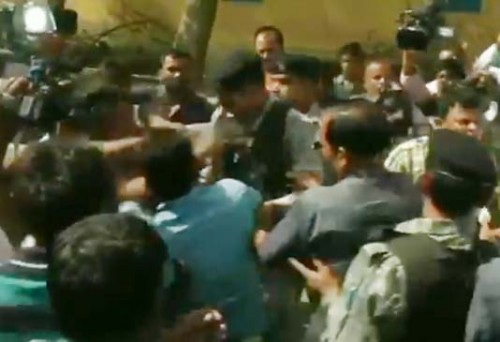 అసన్ సోల్ పోలింగ్ బూత్ వద్ద ఉద్రిక్తత