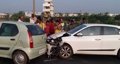 పశ్చిమగోదావరి జిల్లా ఆశ్రం ఆసుపత్రి వద్ద రోడ్డు ప్రమాదం