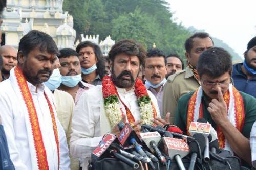కనకదుర్గమ్మ సన్నిధిలో ఆఖండ చిత్ర యూనిట్