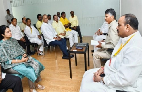 మిగిలిపోయిన రైతు రుణమాఫీని చెల్లించడం వైసీపీ ప్రభుత్వ బాధ్యతే: చంద్రబాబు