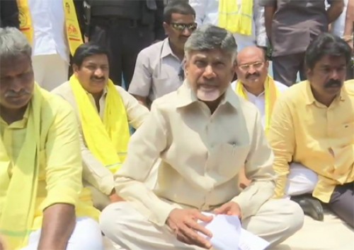 అంబేద్కర్ విగ్రహం వద్ద చంద్రబాబు నిరసన