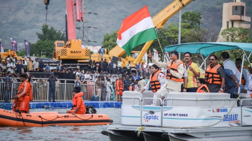 కృష్ణానదిలో బోటులో విహరిస్తున్న సీఎం చంద్రబాబు