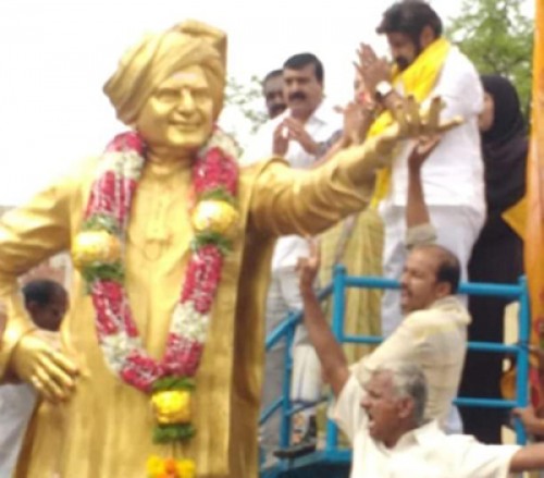 ఎన్టీఆర్ విగ్రహానికి బాలయ్య దంపతుల క్షీరాభిషేకం