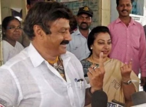 హిందూపురంలో  ఓటేసిన బాలకృష్ణ

