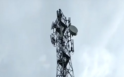 భార్య కోసం  సెల్ టవర్ ఎక్కిన భర్త