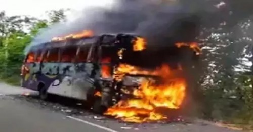 యాత్రికులతో వెళుతున్న బస్సు దగ్ధం