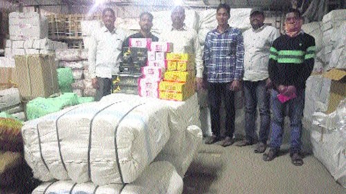 బెజవాడలో నిషేధిత సిగరెట్లు స్వాధీనం