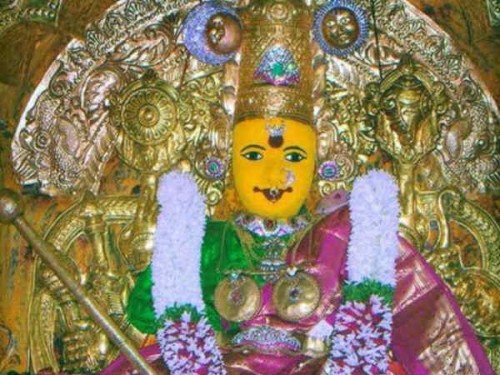 బారులు తీరిన భక్తులు