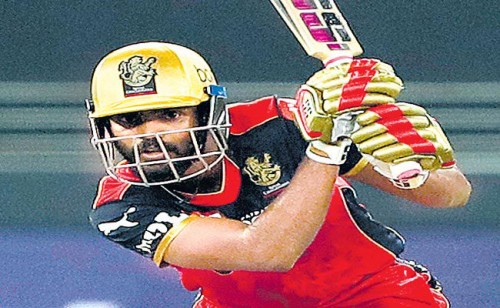 చివరి బంతికి సిక్సర్‌తో బెంగళూరును గెలిపించిన ఆంధ్ర బ్యాట్స్‌మన్‌