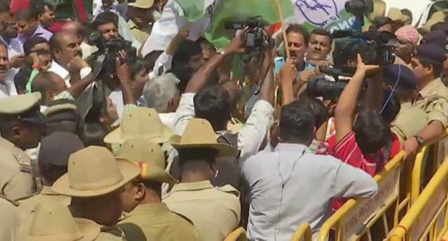 ఐటి కార్యాలయం వద్ద కాంగ్రెస్‌, జెడిఎస్‌ ధర్నా 