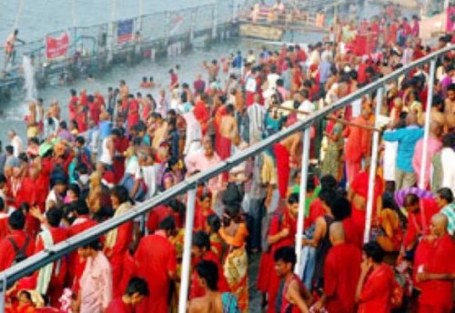 ఇంద్రకీలాద్రికి పోటెత్తిన భవానీ భక్తులు