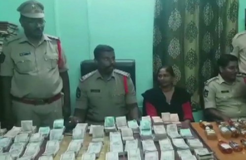 భీమ‌వ‌రంలో 10 ల‌క్ష‌ల న‌గ‌దు, 40 మ‌ద్యం సీసాలు సీజ్‌