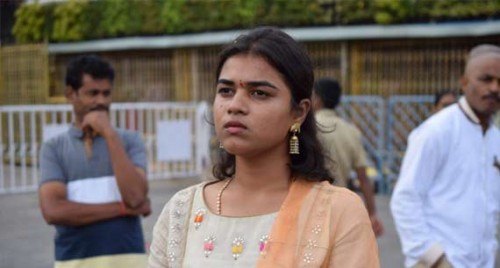 వాహనాలలో కర్రలు పెట్టుకుని తిరుగుతున్నారు : భూమా మౌనిక 