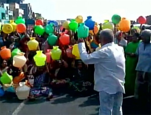 ఖాళీ బిందెలతో రోడ్డెక్కి ఆందోళన