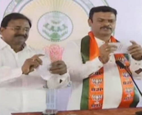 శాసనమండలి తీర్మానం ప్రతులను చింపేసిన బీజేపీ ఎమ్మెల్సీలు