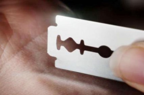 బ్లేడుతో వివాహితపై దాడి ..