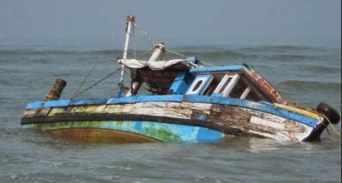 నదిలో పడవ బోల్తా.. బాలిక గల్లంతు... 