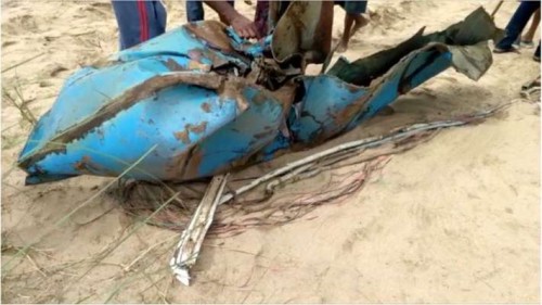 బోటు పైకప్పును బయటకు తీసిన ధర్మాడి సత్యం బృందం