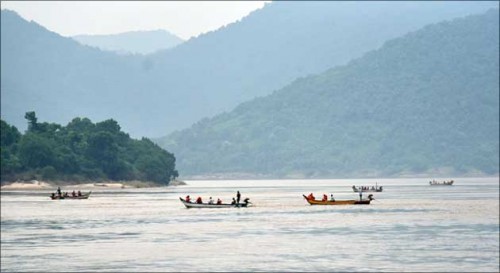 బోటు వెలికితీత కోసం దుబాసీల బృందం 