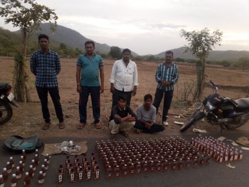 భారీగా మద్యం బాటిళ్లు పట్టివేత