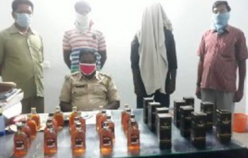 అక్రమంగా తరలిస్తున్న మద్యం సీసాలు స్వాధీనం