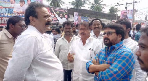 సభ వేదిక వద్దకు చేరుకున్న జిల్లా నాయకులు