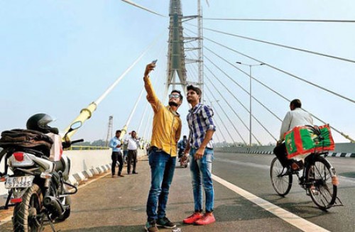 సిగ్నేచర్‌ బ్రిడ్జిపై డివైడర్‌ను ఢీకొన్న మోటార్‌ సైకిల్‌