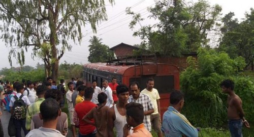 బస్సు బోల్తా పడి 14 మంది చిన్నారులకు గాయాలు