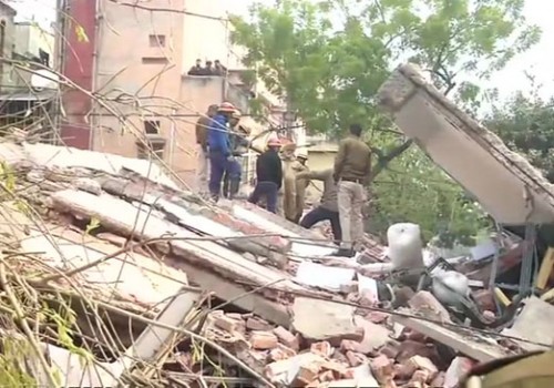 కుప్పకూలిన నాలుగంతస్తుల వాణిజ్య భవనం 