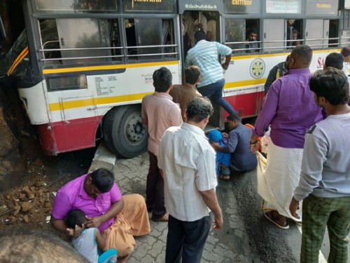 కొండను ఢీకొట్టిన బస్సు