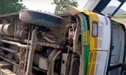 గుంటూరు జిల్లాలో పల్టీ కొట్టిన ఆర్టీసీ బస్సు