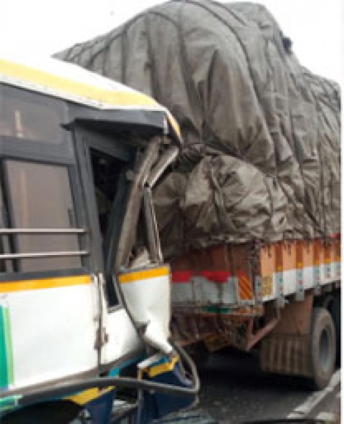 సొమవరప్పాడు లారీ-బస్సు ఢీ