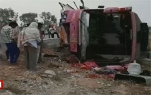 చిత్తూరు జిల్లాలో బస్సు బోల్తా