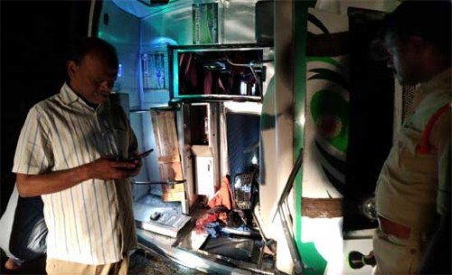 ట్రావెల్స్‌ బస్సు బోల్తా..8 మందికి గాయాలు