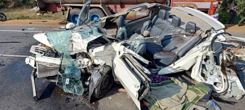 ఘోర ప్రమాదం... కారు నుజ్జు.. నుజ్జు..