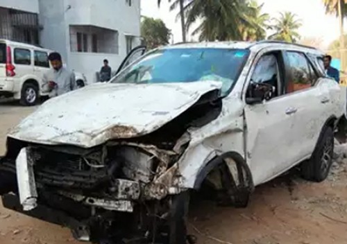 ఎమ్మెల్యే ప్ర‌యాణిస్తున్న కారు ఢీకొని ఇద్ద‌రు మృతి