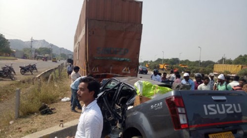 కంటైనర్‌ను ఢీకొన్న కారు
