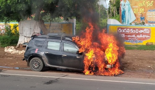 జాతీయ రహదారిపై కారు లో  మంటలు 