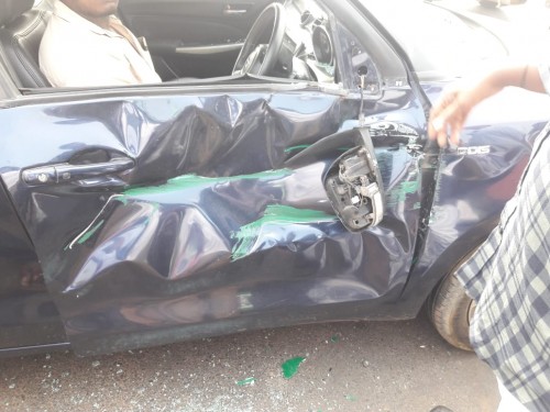 కారును ఢీకొన్న తమిళనాడు ఆర్టీసీ బస్సు