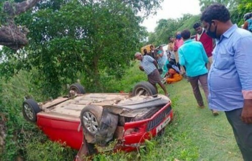 అదుపుతప్పి కారు బోల్తా