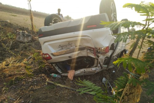 టోల్‌ ప్లాజా వద్ద కారు బోల్తా