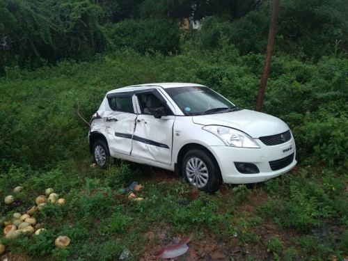 కారును ఢీకొన్న ఆర్టీసీ బస్సు