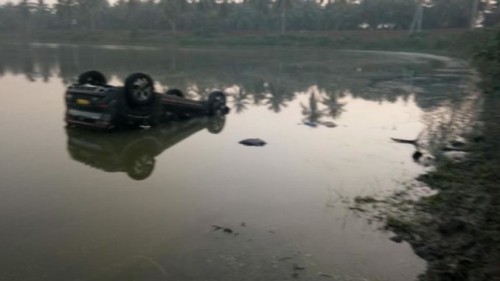 కాల్వలోకి దూసుకు వెళ్లిన కారు