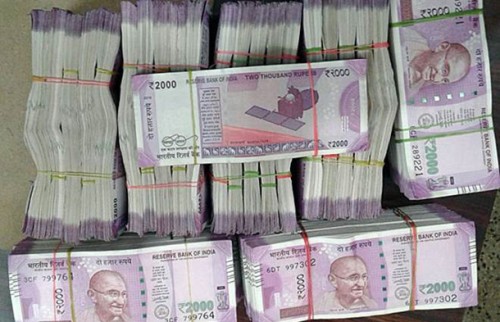 విజయవాడ ప్రసాదంపాడు దగ్గర భారీగా నగదు పట్టివేత